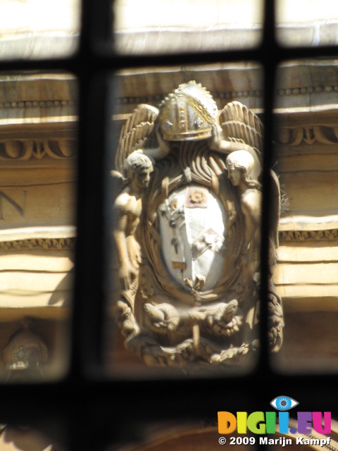 SX07877 Coat of arms through window of Bodleian library Oxford